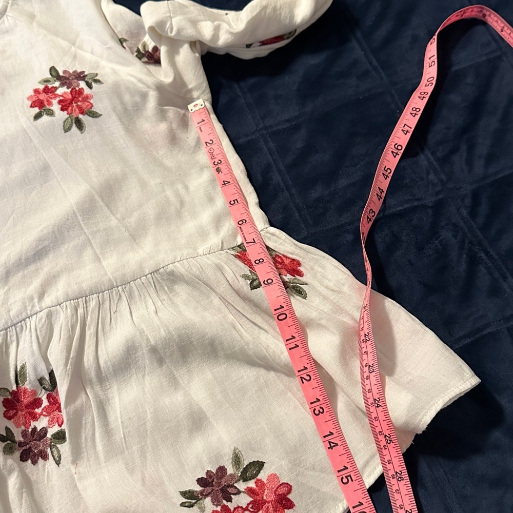 Gibson Latimer White Top with Floral Accents - Picture 6 of 7